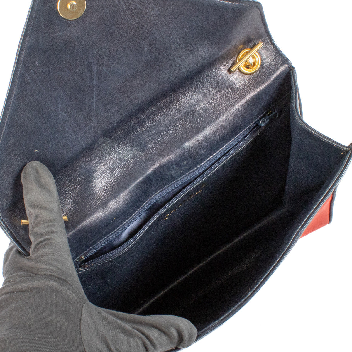 Sac à rabat enveloppe Chanel vintage en agneau bleu marine et rouge