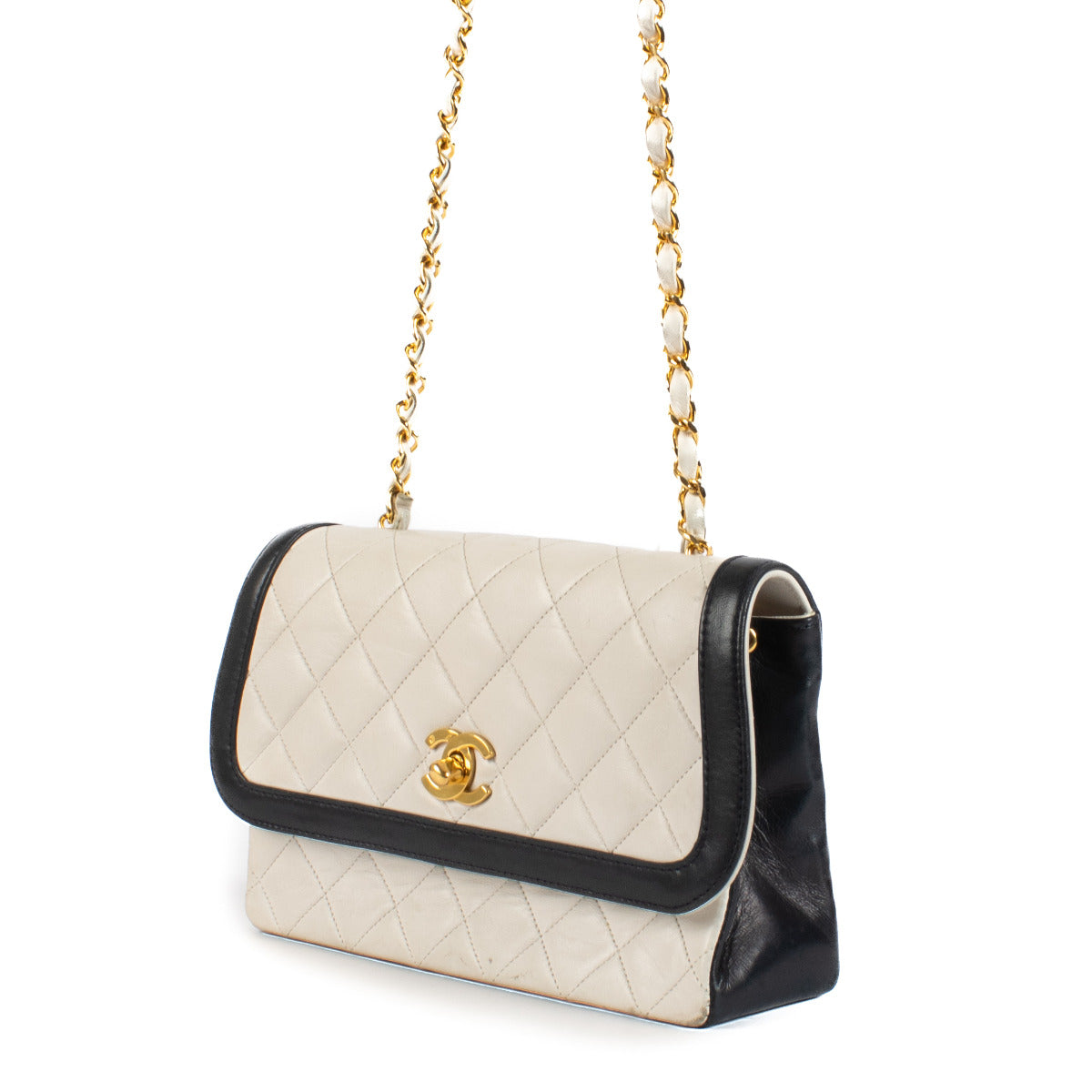 Chanel Two-Tone White & Navy Flap Bag aan de beste prijs bij Labellov tweedehands luxe in Antwerpen en Knokke.