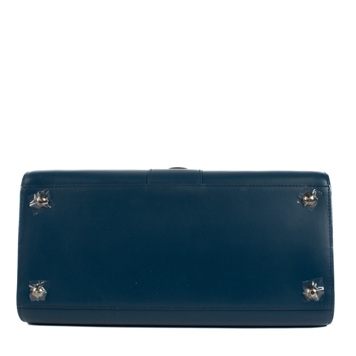 Shop safe online at Labellov in Antwerp, Brussels and Knokke this 100% authentic second hand Delvaux Bleu de Prusse Box Calf Brillant MM + Strap. Veilig online authentieke tweedehands Delvaux Brillant MM kopen bij Labellov.