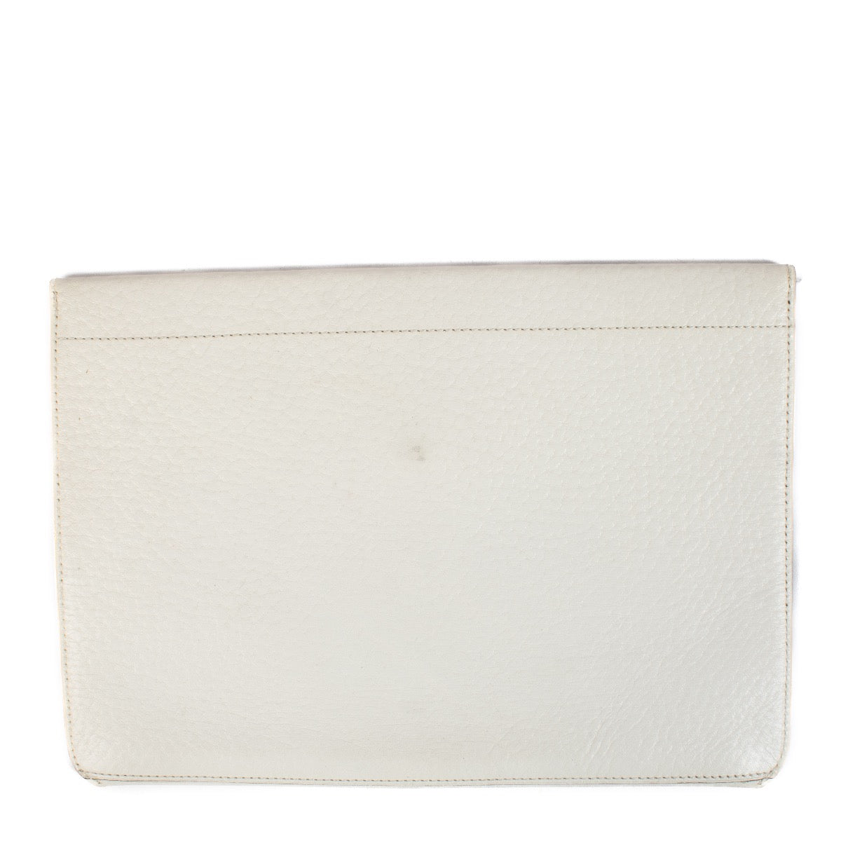 Shop safe online at Labellov in Antwerp, Brussels and Knokke this 100% authentic second hand Delvaux White Leather Envelope Clutch. Veilig online authentieke tweedehands Delvaux White Leather Envelope Clutch kopen bij Labellov.