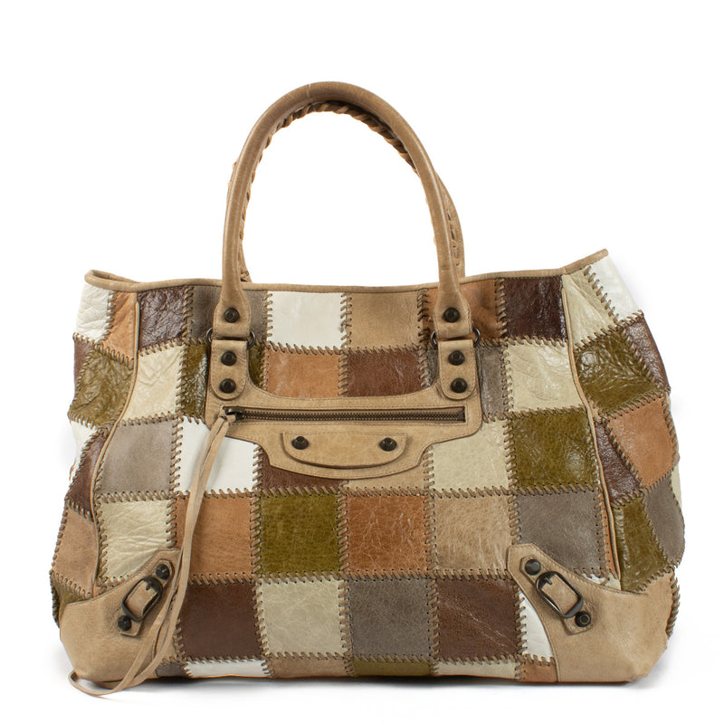 Balenciaga Multicolor Patchwork Sunday Bag aan de beste prijs bij Labellov tweedehands luxe in Antwerpen en Knokke. We buy and sell your preloved and brand new designer bags.