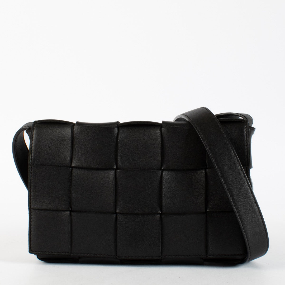 Authentic pre-loved Bottega Veneta Black Cassette Bag on Labellov.com