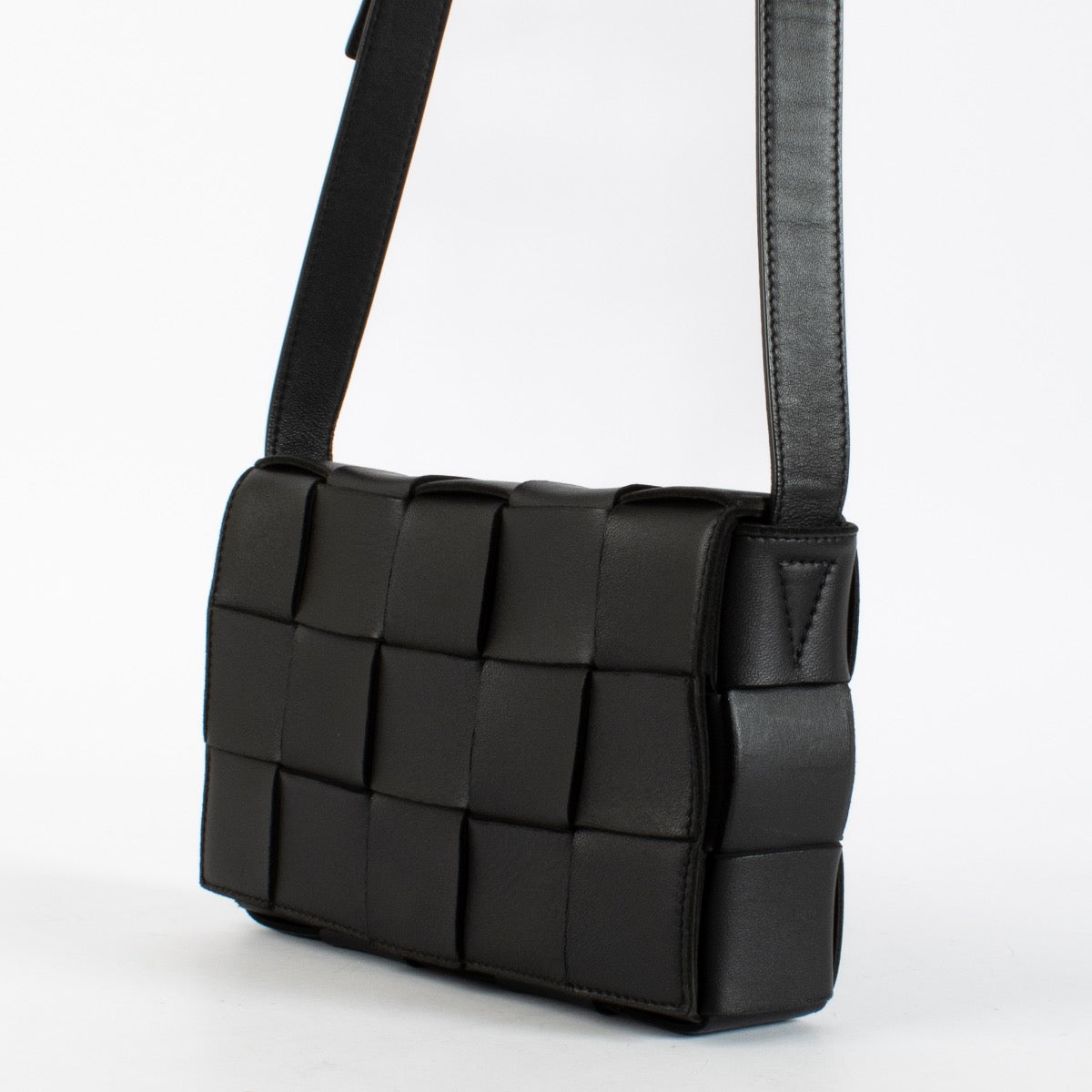 Authentic pre-loved Bottega Veneta Black Cassette Bag on Labellov.com