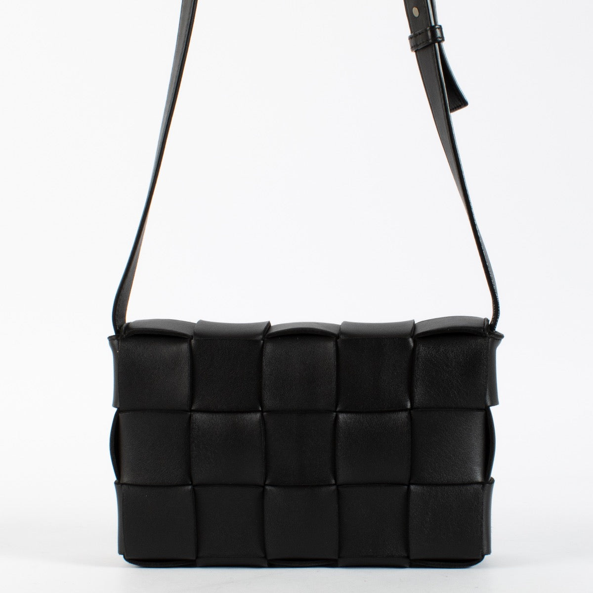 Authentic pre-loved Bottega Veneta Black Cassette Bag on Labellov.com