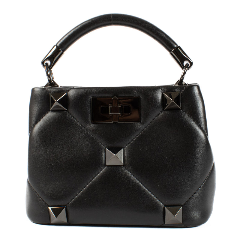 Valentino Garavani Roman Stud All Black Small Bag aan de beste prijs bij Labellov tweedehands luxe in Antwerpen en Knokke.