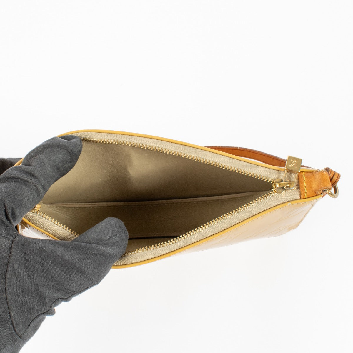 Shop safe online at Labellov in Antwerp and Knokke this second hand Louis Vuitton Beige Monogram Vernis Lexington Pochette