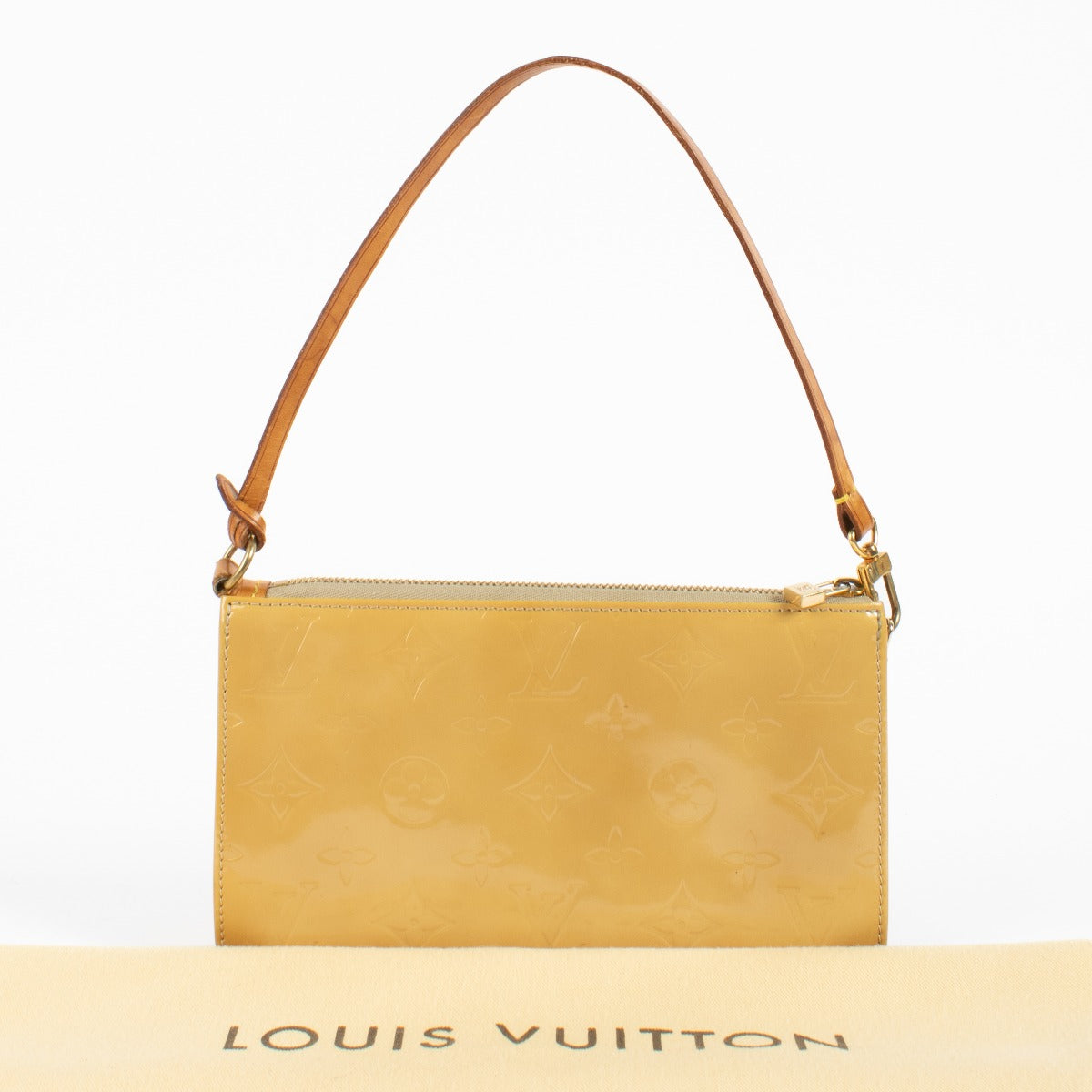 Shop safe online at Labellov in Antwerp and Knokke this second hand Louis Vuitton Beige Monogram Vernis Lexington Pochette