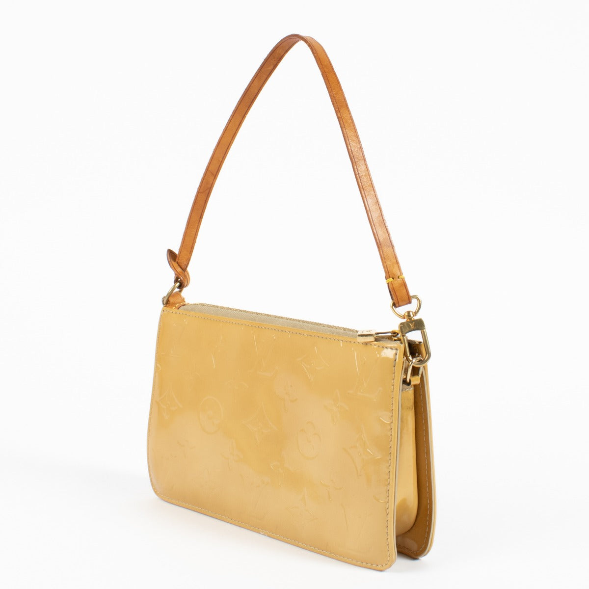 Shop safe online at Labellov in Antwerp and Knokke this second hand Louis Vuitton Beige Monogram Vernis Lexington Pochette