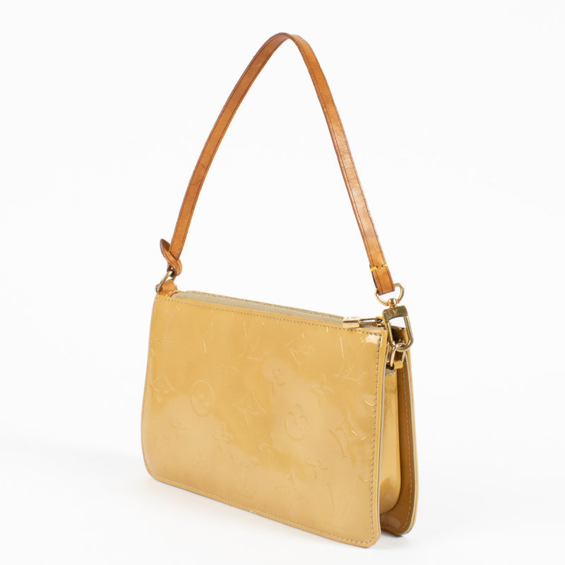 Shop safe online at Labellov in Antwerp and Knokke this second hand Louis Vuitton Beige Monogram Vernis Lexington Pochette