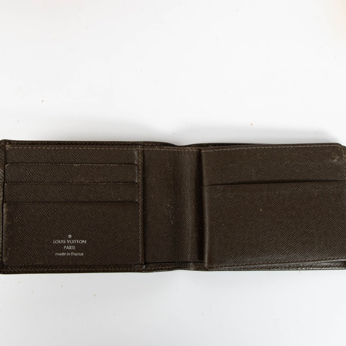 Authentic pre-loved Louis Vuitton Taiga Leather Bifold Wallet on Labellov.com
