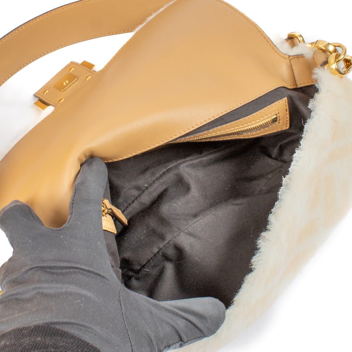 Sac Baguette Fendi en peau de mouton retournée crème FF