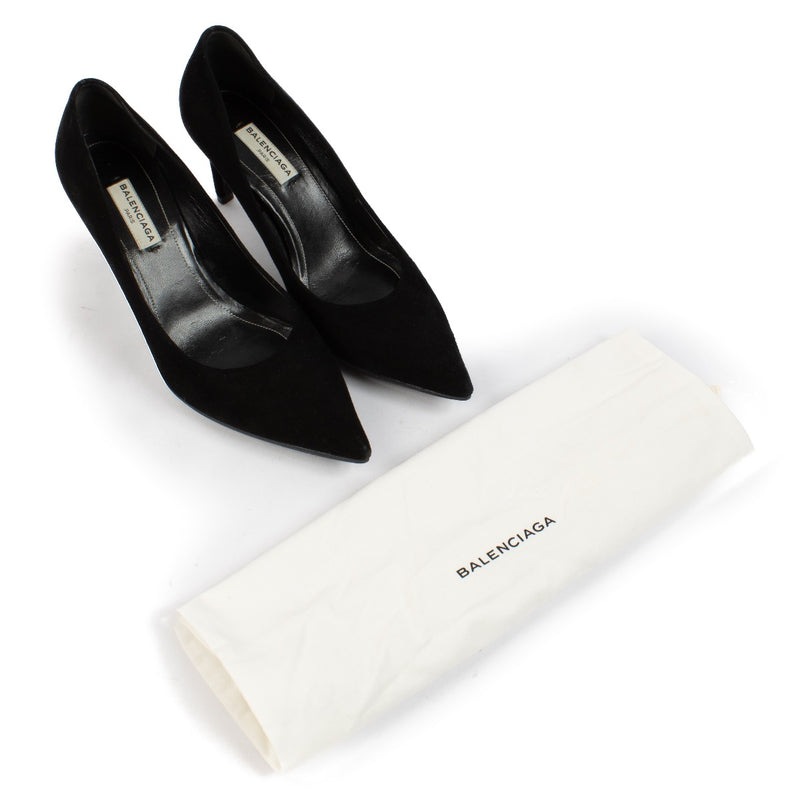 Shop safe online at Labellov in Antwerp, Brussel and Knokke these 100% authentic second hand Balenciaga Black Suede Pumps - Size 36 1/2. Veilig online authentieke tweedehands Balenciaga Black Suede Pumps - Size 36 1/2 kopen bij Labellov.