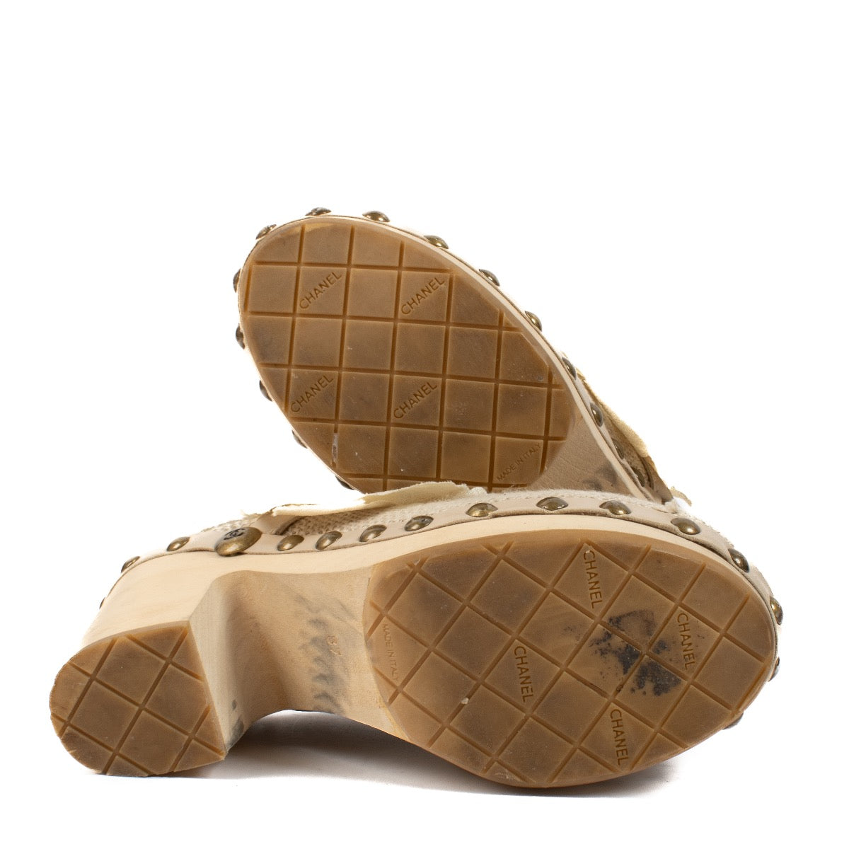 Shop safe online at Labellov in Antwerp, Brussels and Knokke these 100% authentic second hand Chanel Beige Wooden Clogs - size 37. Veilig online tweedehands authentieke Chanel Beige Wooden Clogs - size 37 kopen bij Labellov.