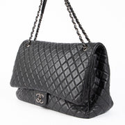 Shop safe online at Labellov in Antwerp, Brussels and Knokke this 100% authentic second hand Chanel Black Calfskin XXXL Airlines Travel Bag