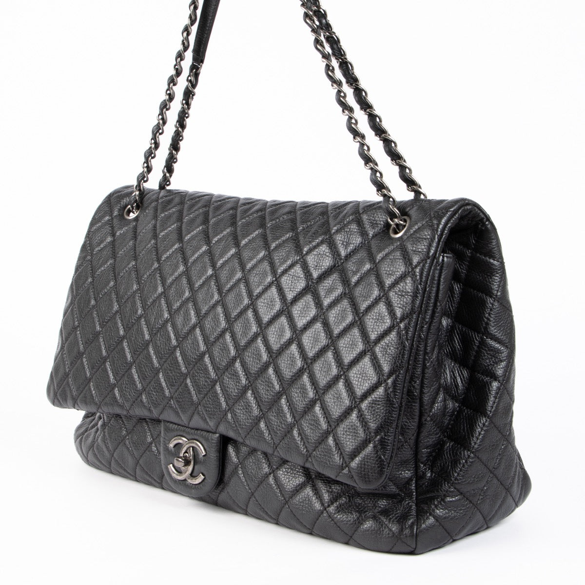 Shop safe online at Labellov in Antwerp, Brussels and Knokke this 100% authentic second hand Chanel Black Calfskin XXXL Airlines Travel Bag