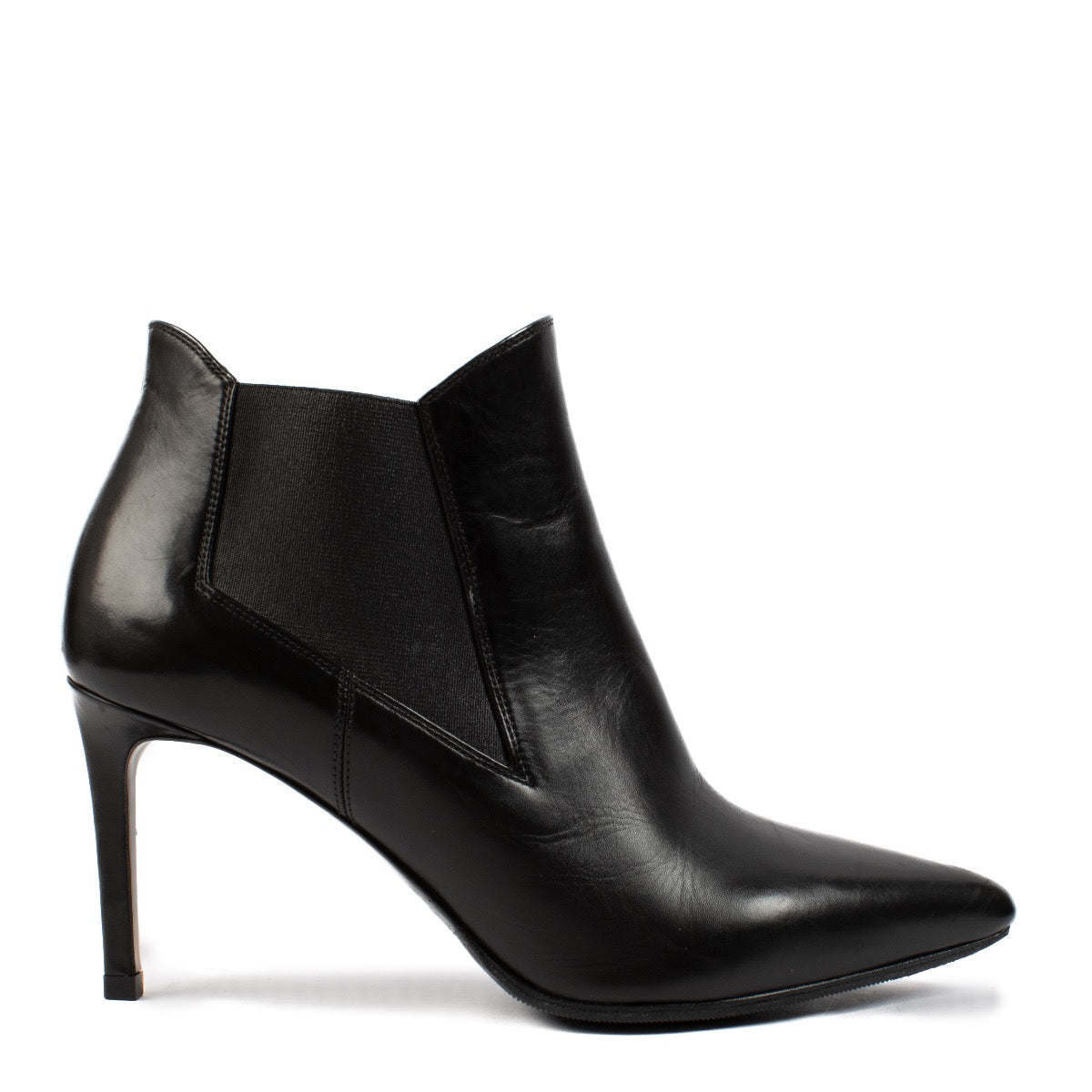Shop safe online at Labellov in Antwerp, Brussels and Knokke these 100% authentic second hand Saint Laurent Black Leather Booties - size 36 1/2