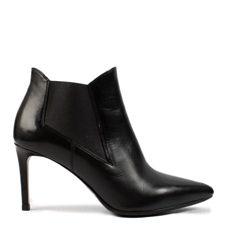Shop safe online at Labellov in Antwerp, Brussels and Knokke these 100% authentic second hand Saint Laurent Black Leather Booties - size 36 1/2