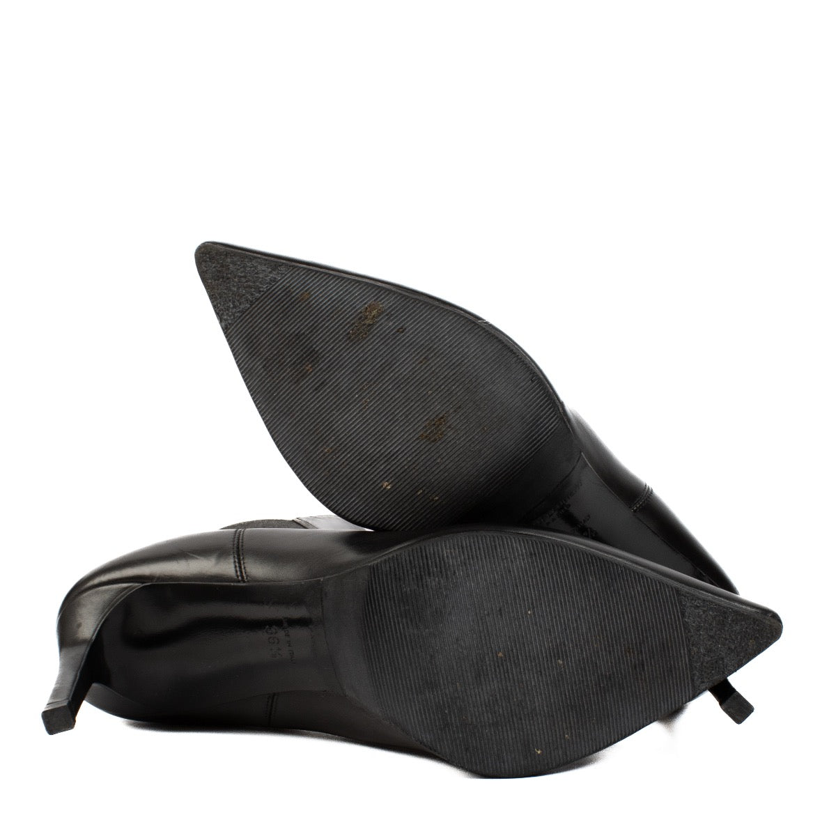 Shop safe online at Labellov in Antwerp, Brussels and Knokke these 100% authentic second hand Saint Laurent Black Leather Booties - size 36 1/2