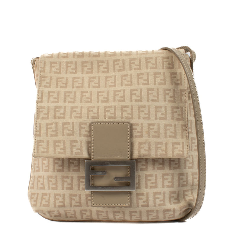 Shop safe online at Labellov in Antwerp, Brussels and Knokke this 100% authentic second hand Fendi FF Canvas Vintage Crossbody Bag. Veilig online tweedehands authentieke Fendi FF Canvas Vintage Crossbody handtas kopen bij Labellov.