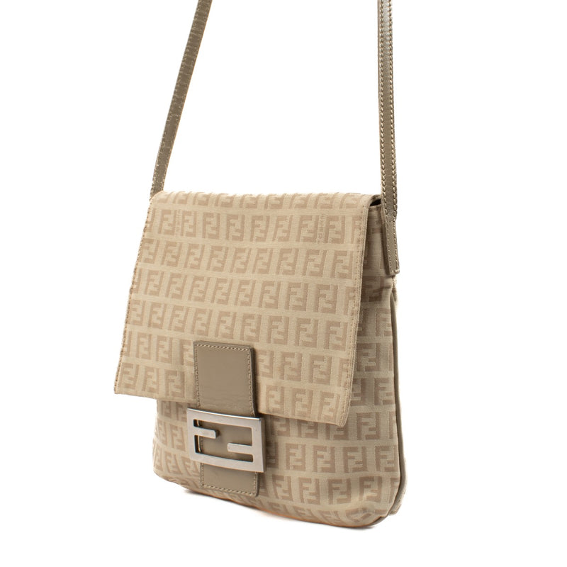 Shop safe online at Labellov in Antwerp, Brussels and Knokke this 100% authentic second hand Fendi FF Canvas Vintage Crossbody Bag. Veilig online tweedehands authentieke Fendi FF Canvas Vintage Crossbody handtas kopen bij Labellov.