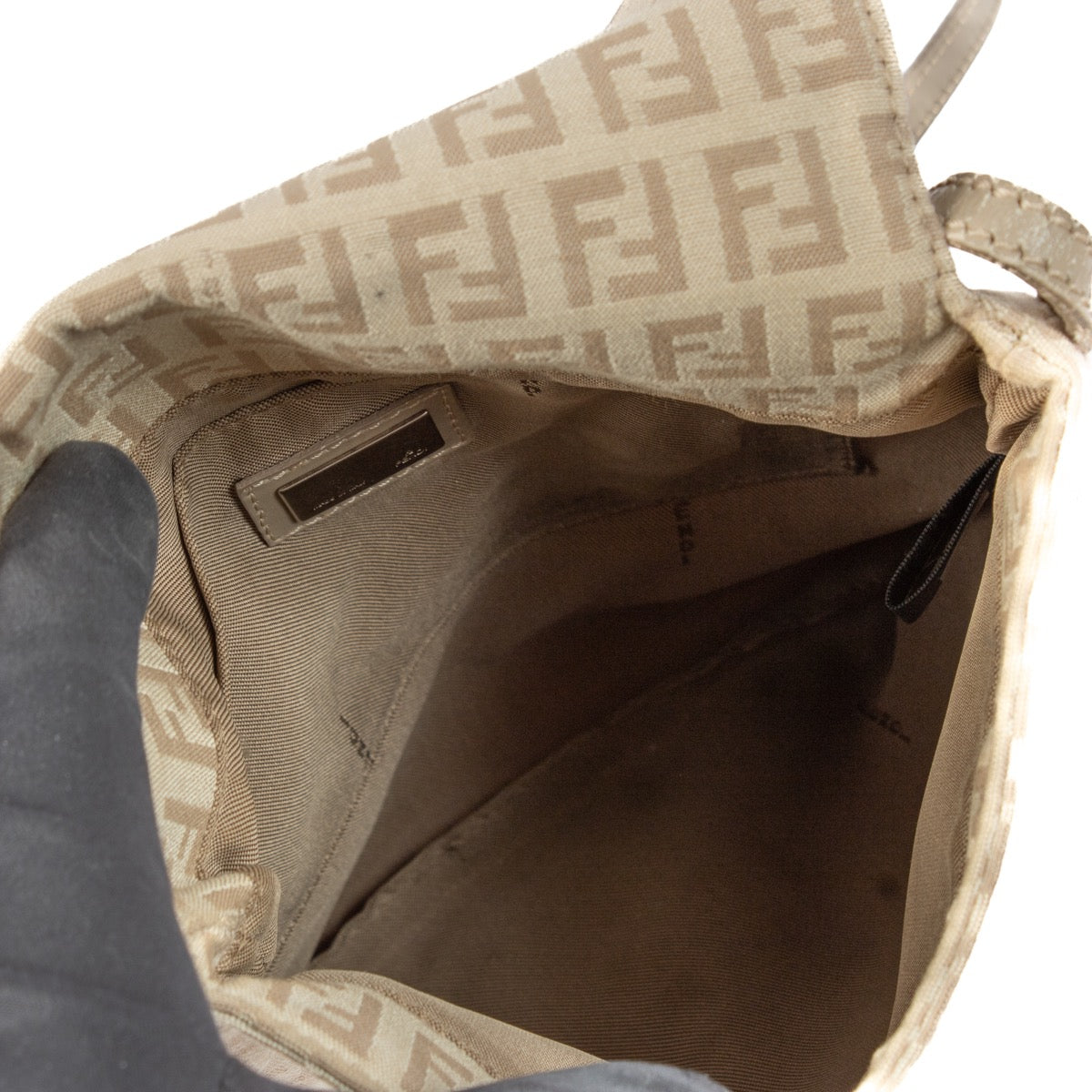 Shop safe online at Labellov in Antwerp, Brussels and Knokke this 100% authentic second hand Fendi FF Canvas Vintage Crossbody Bag. Veilig online tweedehands authentieke Fendi FF Canvas Vintage Crossbody handtas kopen bij Labellov.