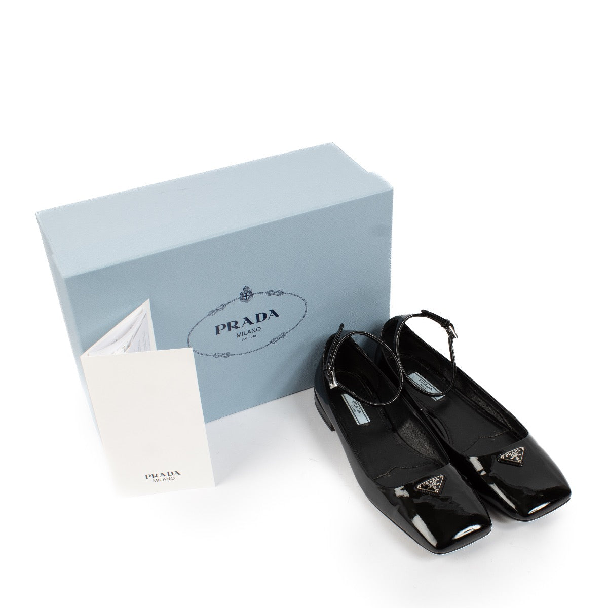 Shop safe online at Labellov in Antwerp, Brussels and Knokke these 100% authentic second hand Prada Black Patent Leather Logo Mary Janes - size 37,5. Veilig online tweedehands Prada Black Patent Leather Logo Mary Janes - size 37,5 kopen.