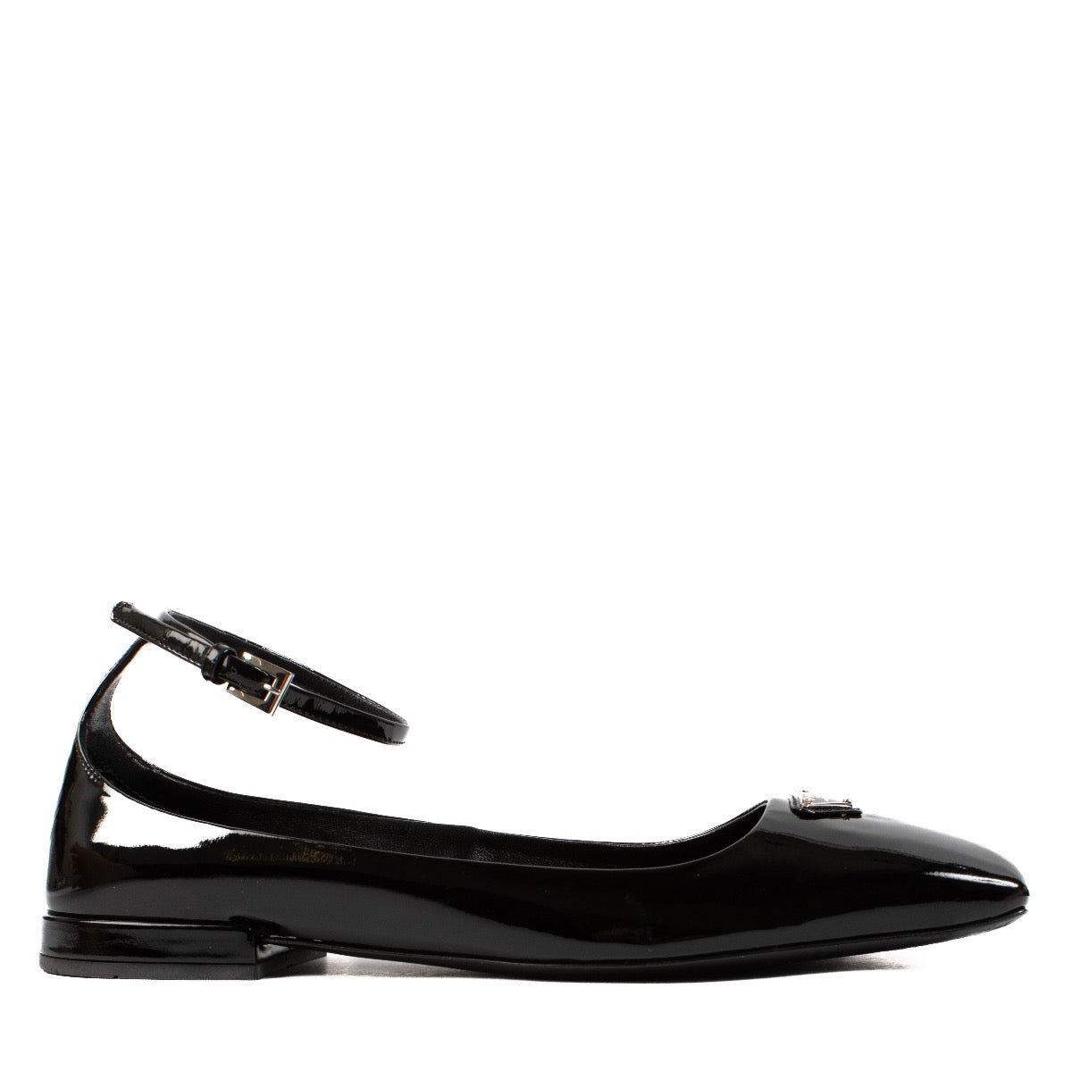 Shop safe online at Labellov in Antwerp, Brussels and Knokke these 100% authentic second hand Prada Black Patent Leather Logo Mary Janes - size 37,5. Veilig online tweedehands Prada Black Patent Leather Logo Mary Janes - size 37,5 kopen.