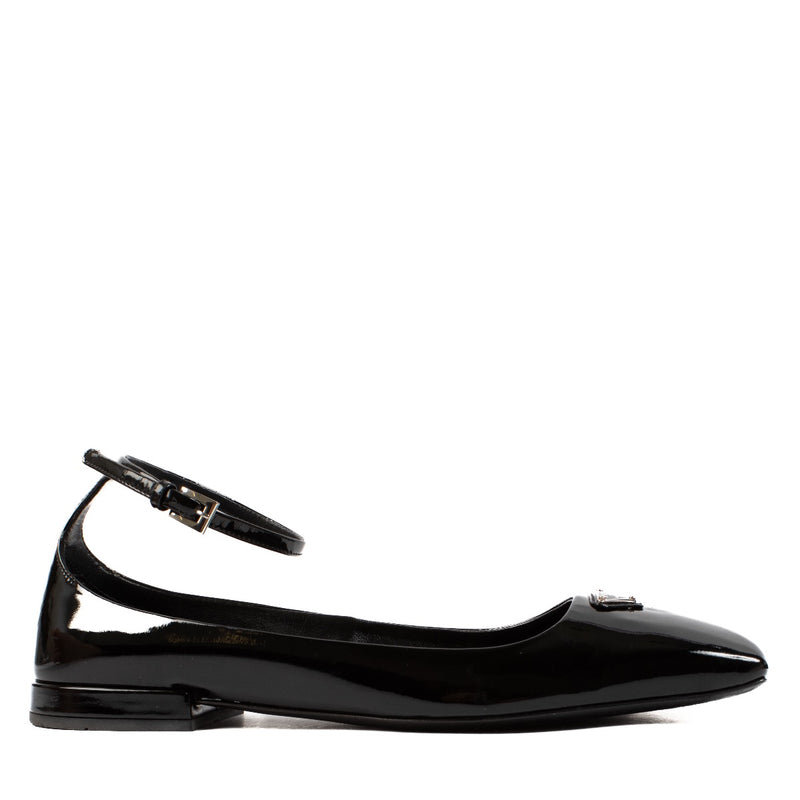 Shop safe online at Labellov in Antwerp, Brussels and Knokke these 100% authentic second hand Prada Black Patent Leather Logo Mary Janes - size 37,5. Veilig online tweedehands Prada Black Patent Leather Logo Mary Janes - size 37,5 kopen.