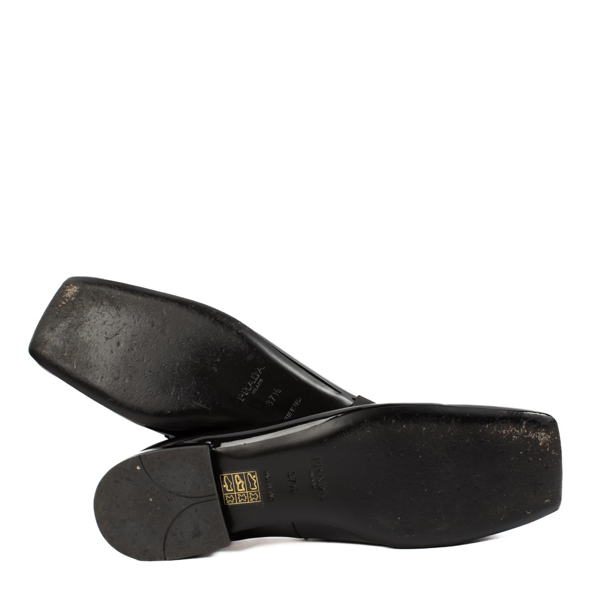 Shop safe online at Labellov in Antwerp, Brussels and Knokke these 100% authentic second hand Prada Black Patent Leather Logo Mary Janes - size 37,5. Veilig online tweedehands Prada Black Patent Leather Logo Mary Janes - size 37,5 kopen.
