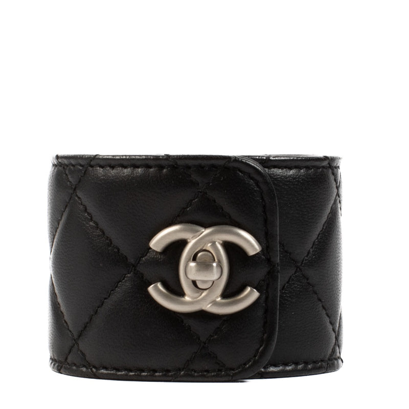 Shop safe online at Labellov in Antwerp, Brussels and Knokke these 100% authentic second hand Chanel Black 12A Quilted Leather Bracelet