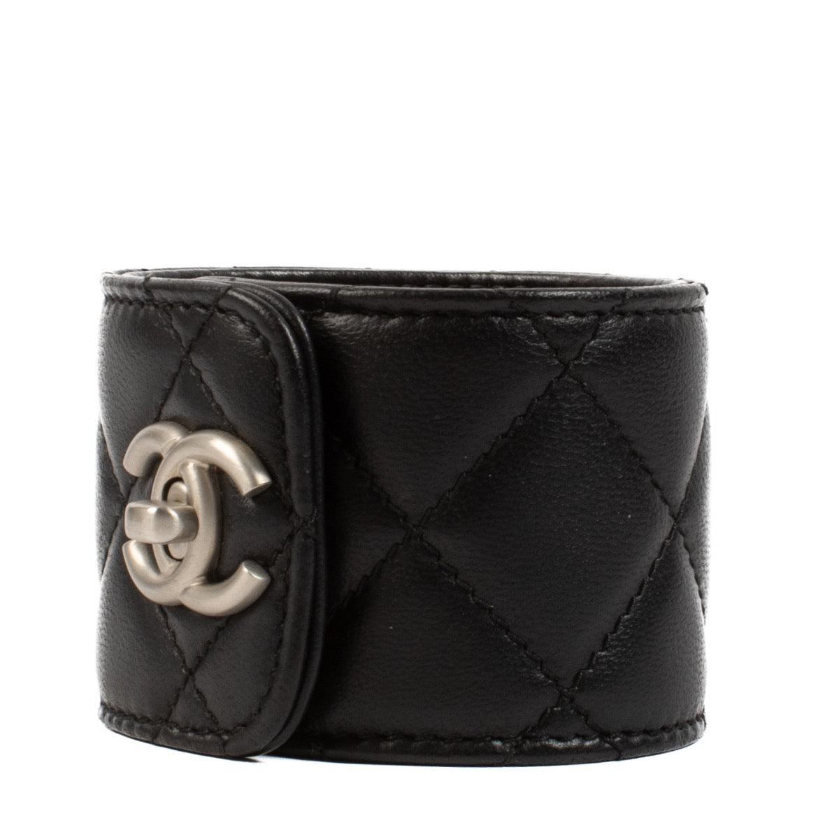 Shop safe online at Labellov in Antwerp, Brussels and Knokke these 100% authentic second hand Chanel Black 12A Quilted Leather Bracelet