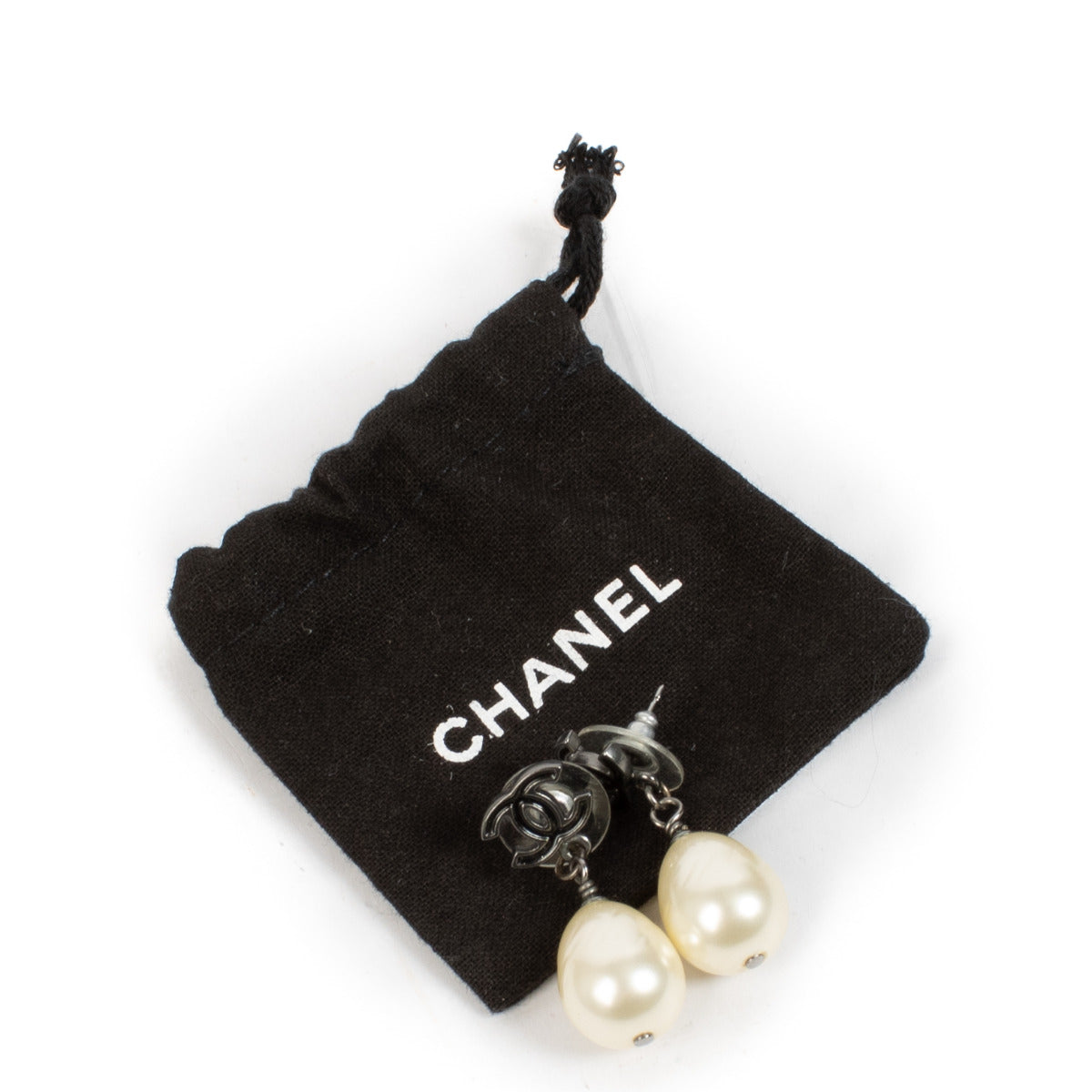 Chanel Black and Pearl Earrings aan de beste prijs bij Labellov tweedehands luxe in Antwerpen en Knokke. Koop en verkoop aan de beste prijs.