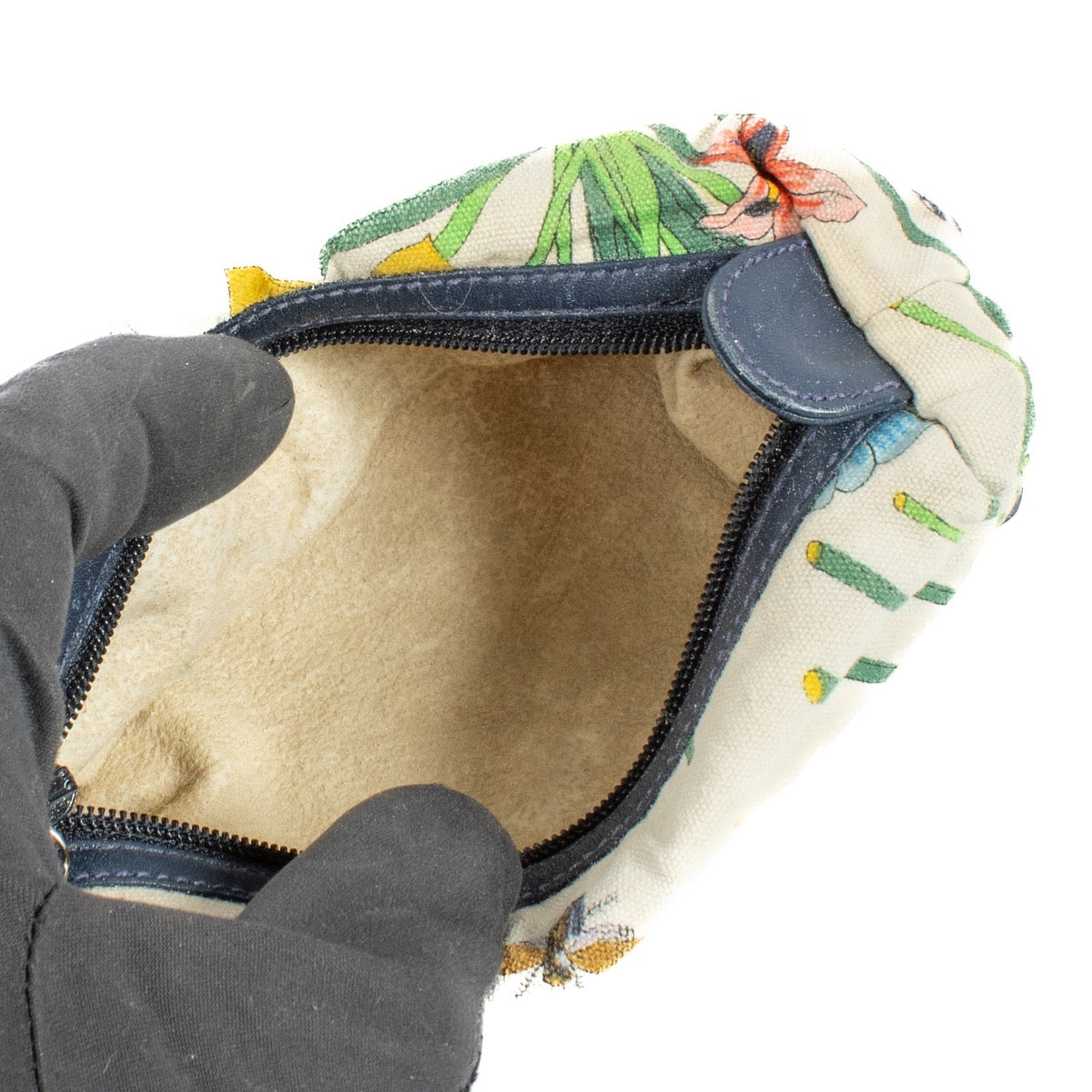 Authentic second hand Gucci Flora Pouch on Labellov.com