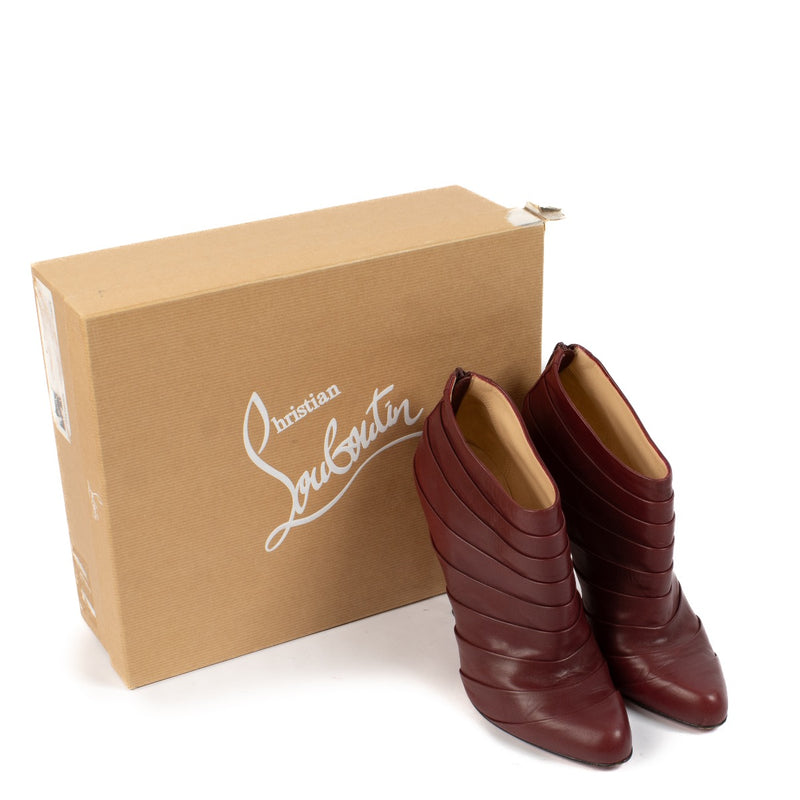 Shop safe online at Labellov in Antwerp, Brussels and Knokke these 100% authentic second hand Christian Louboutin Burgundy Ankle Boots - size 40