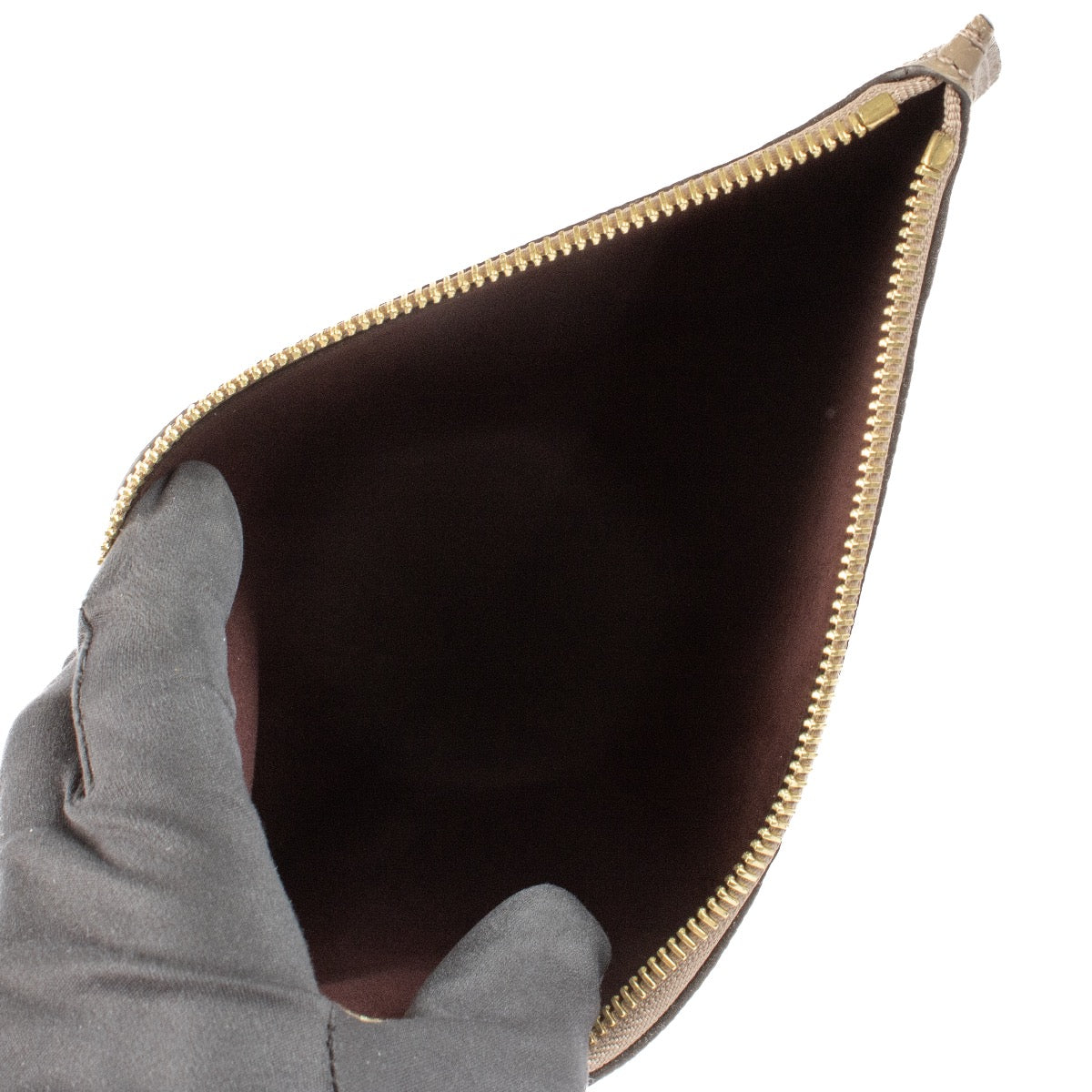 Shop safe online at Labellov in Antwerp, Brussels and Knokke these 100% authentic second hand Louis Vuitton Dune Neverfull Clutch