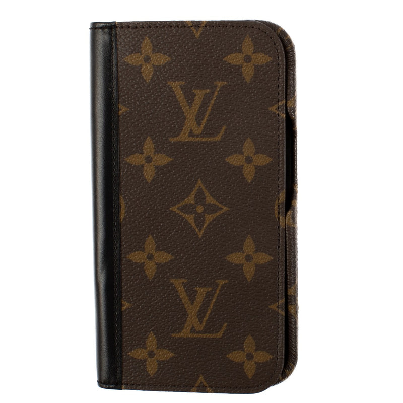 Shop safe online at Labellov in Antwerp, Brussels and Knokke this 100% authentic second hand Louis Vuitton Monogram iPhone 15Pro Case. Veilig online tweedehands authentieke Louis Vuitton Monogram iPhone 15Pro Case kopen bij Labellov.