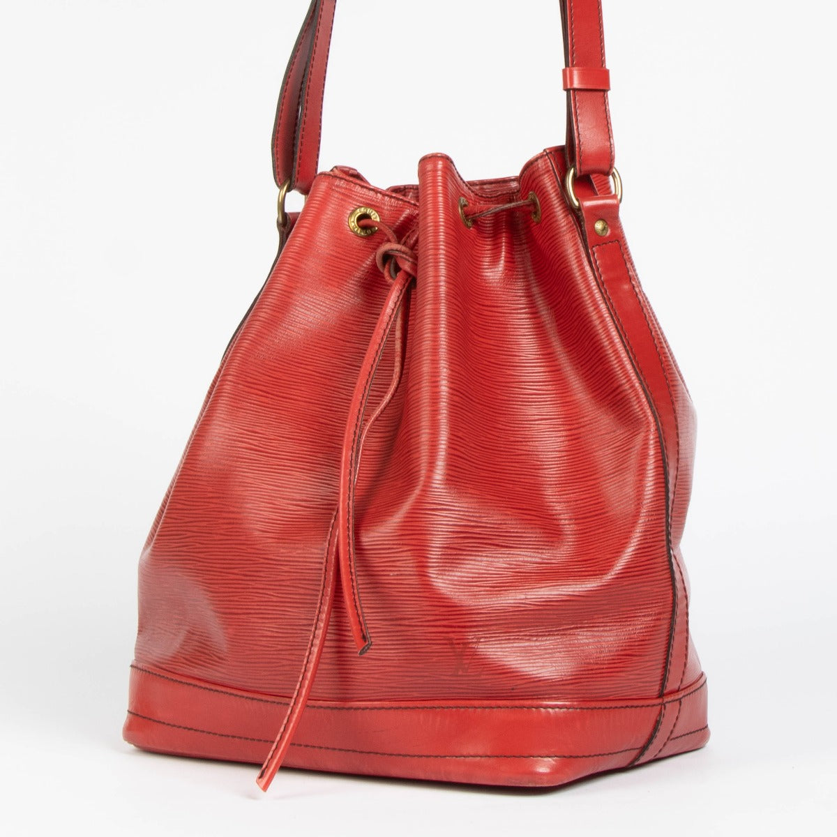 Shop this 100% authentic Louis Vuitton Red Epi Leather Neo GM Bag at labellov.com