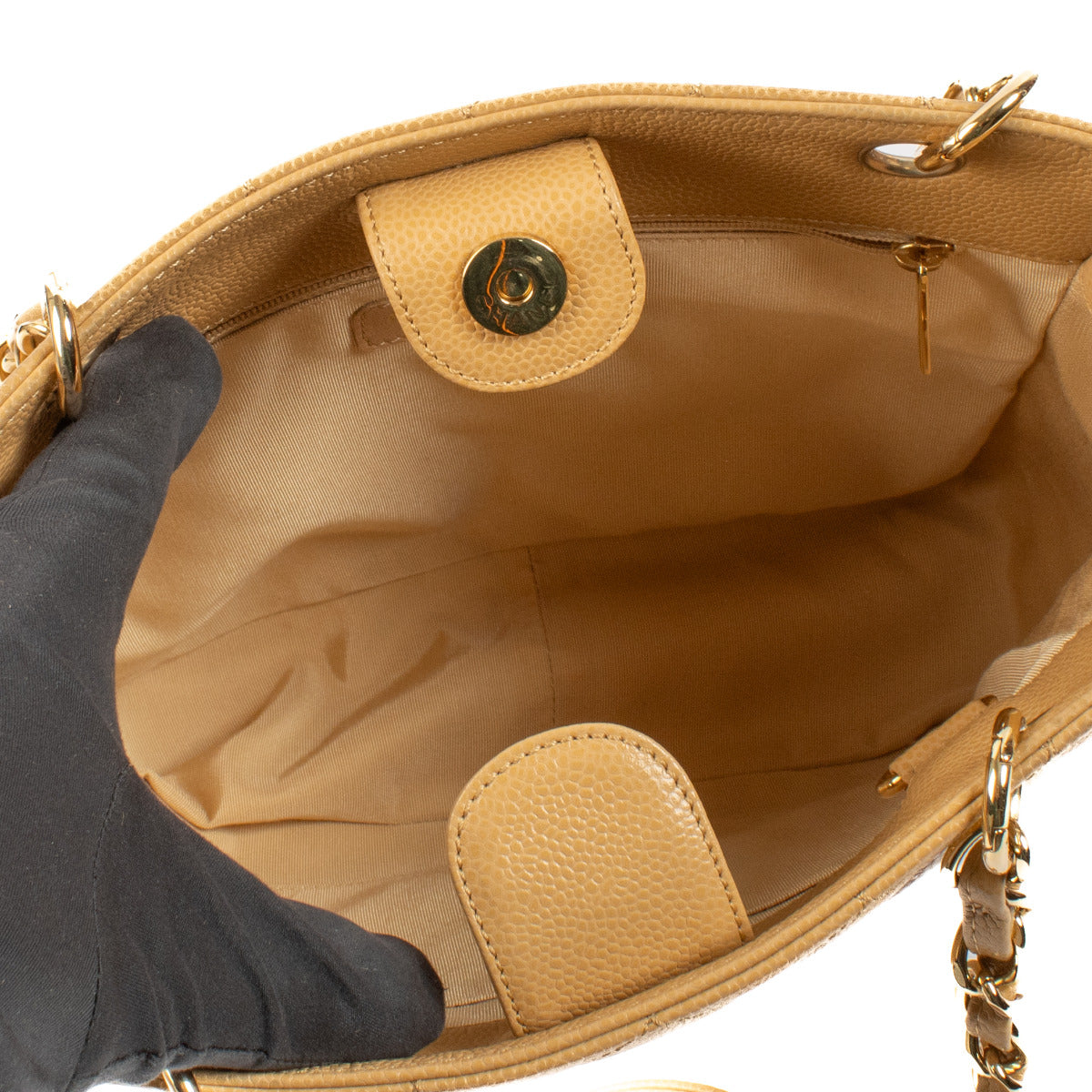 Sac bandoulière Chanel Petit Shopper en cuir caviar beige