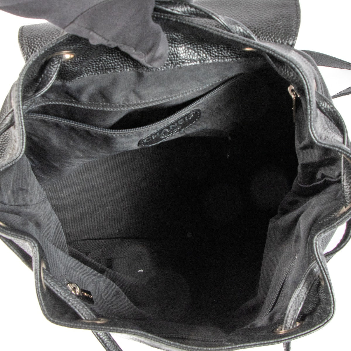 Sac à dos Chanel en cuir grainé noir avec fermoir CC