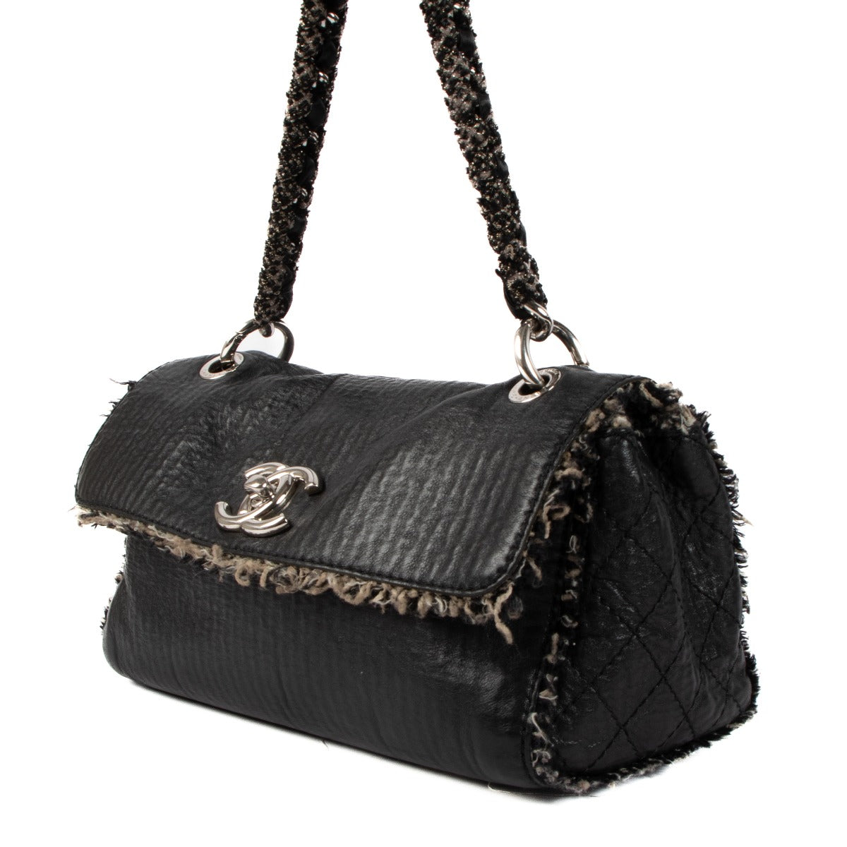 Sac à rabat Chanel en cuir noir avec franges en tweed
