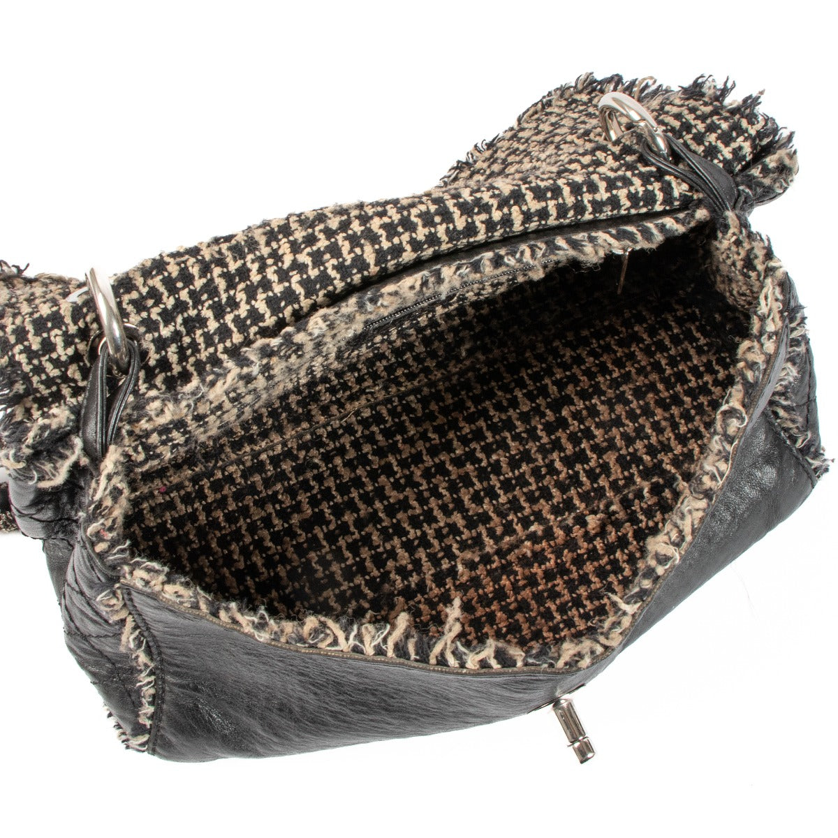 Sac à rabat Chanel en cuir noir avec franges en tweed