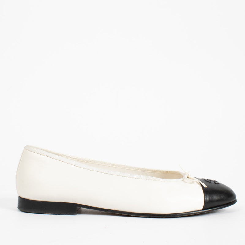 shop 100% authentic second hand Chanel Black & White Ballet Flats - Size 40 1/2 on Labellov.com