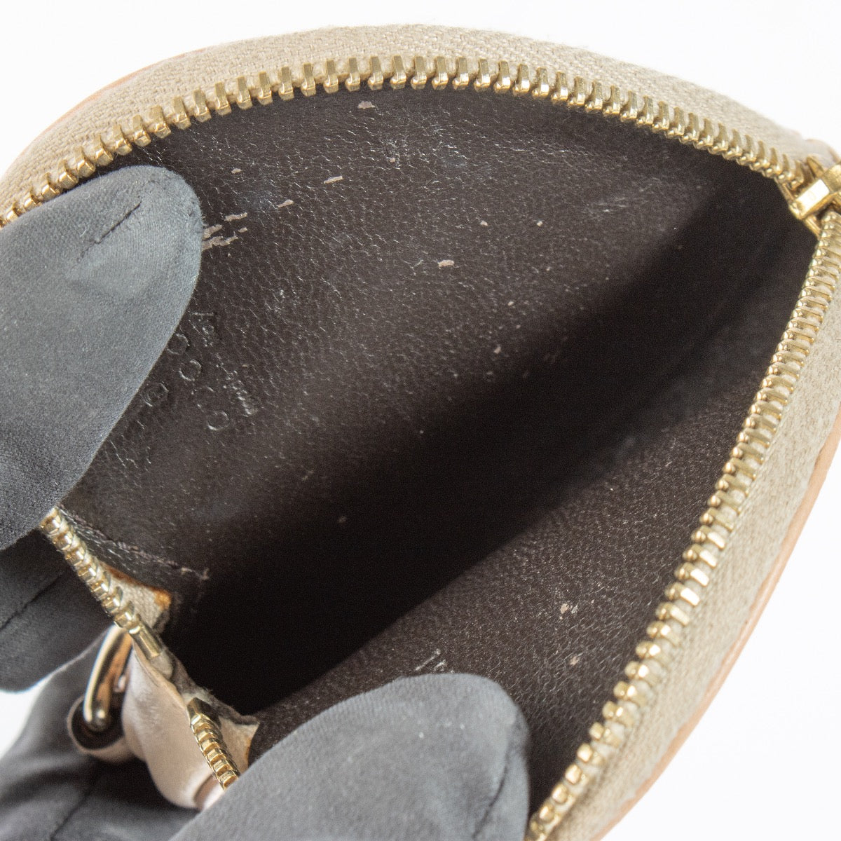 Discover the Gucci Beige GG Supreme Heart Coin Purse at Labellov.com. Cute, compact and elegant—perfect as a mini wallet or bag charm. Shop authenticated luxury.