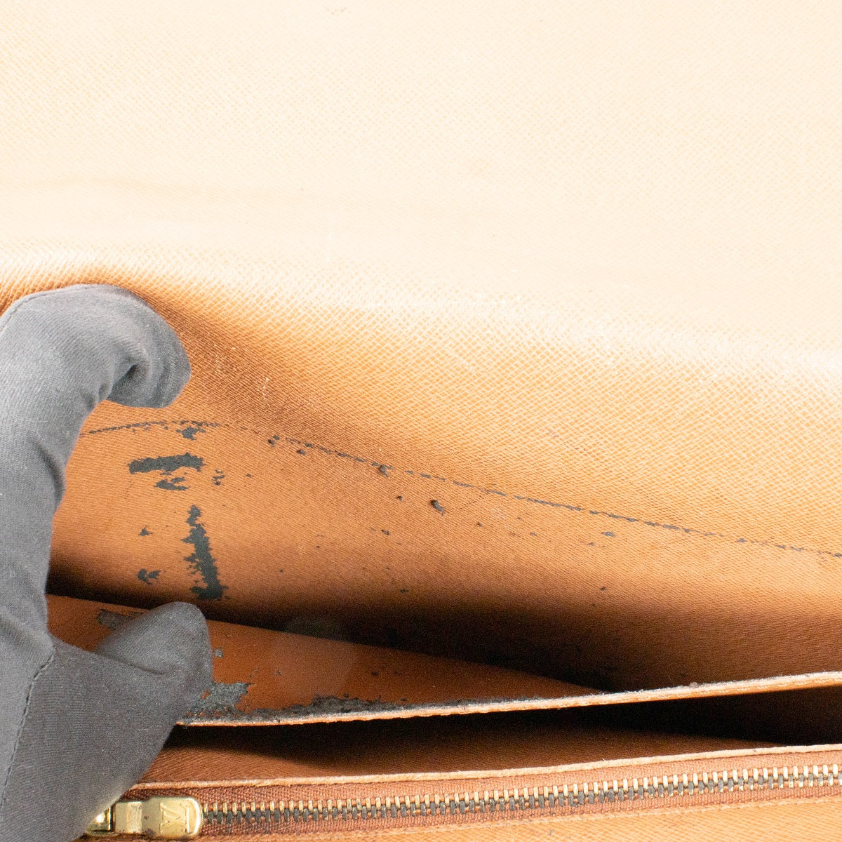 Shop safe online at Labellov in Antwerp, Brussels and Knokke this 100% authentic second hand Louis Vuitton Monogram Canvas Porte-Documents Briefcase. veilig online tweedehands authentieke Louis Vuitton Monogram Canvas Porte-Documents Briefcase bij Labello