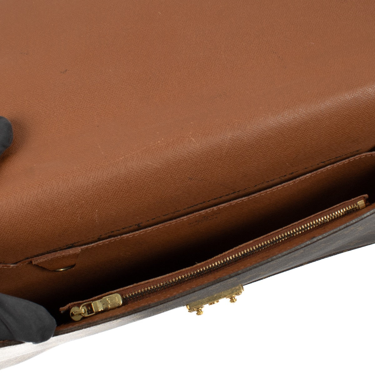 Shop safe online at Labellov in Antwerp, Brussels and Knokke this 100% authentic second hand Louis Vuitton Monogram Canvas Porte-Documents Briefcase. veilig online tweedehands authentieke Louis Vuitton Monogram Canvas Porte-Documents Briefcase bij Labello