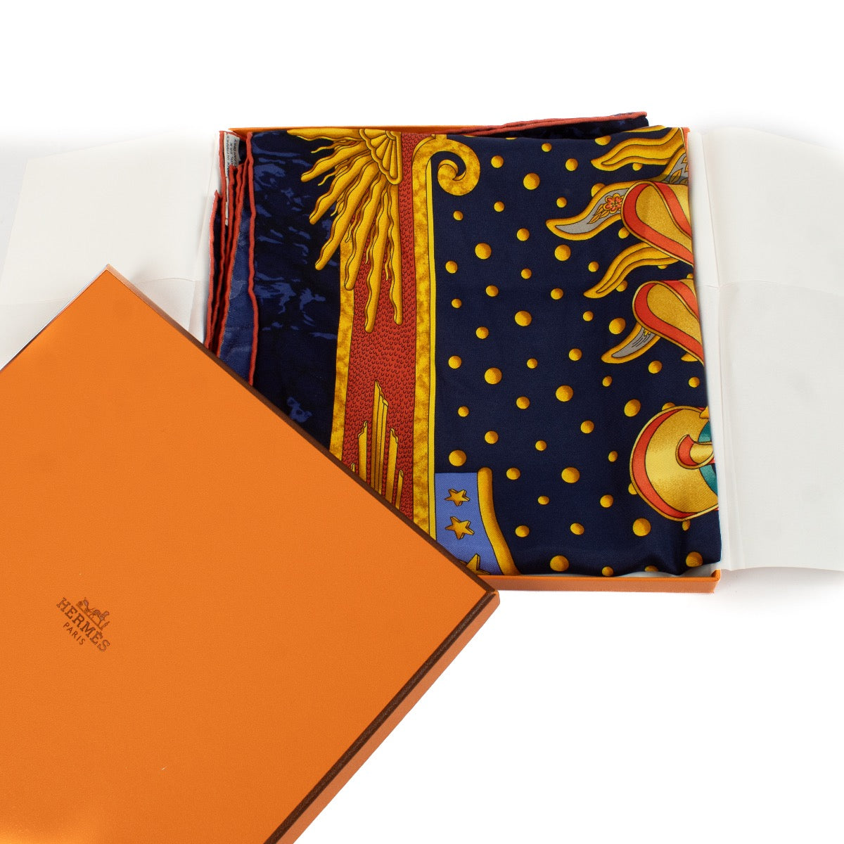 Shop safe online at Labellov in Antwerp, Brussels and Knokke this 100% authentic second hand Hermès Blue Carpe Diam Silk Carré 90 Scarf. Veilig online tweedehands authentieke Hermès Blue Carpe Diam Silk Carré 90 Sjaal kopen bij labellov.