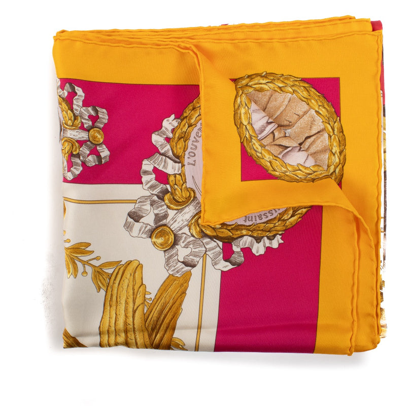 Hermès Pink La Fayette Scarf aan de beste prijs bij Labellov tweedehands luxe in Antwerpen en Knokke. Buy and sell your preloved and brand new designer bags for the best price.