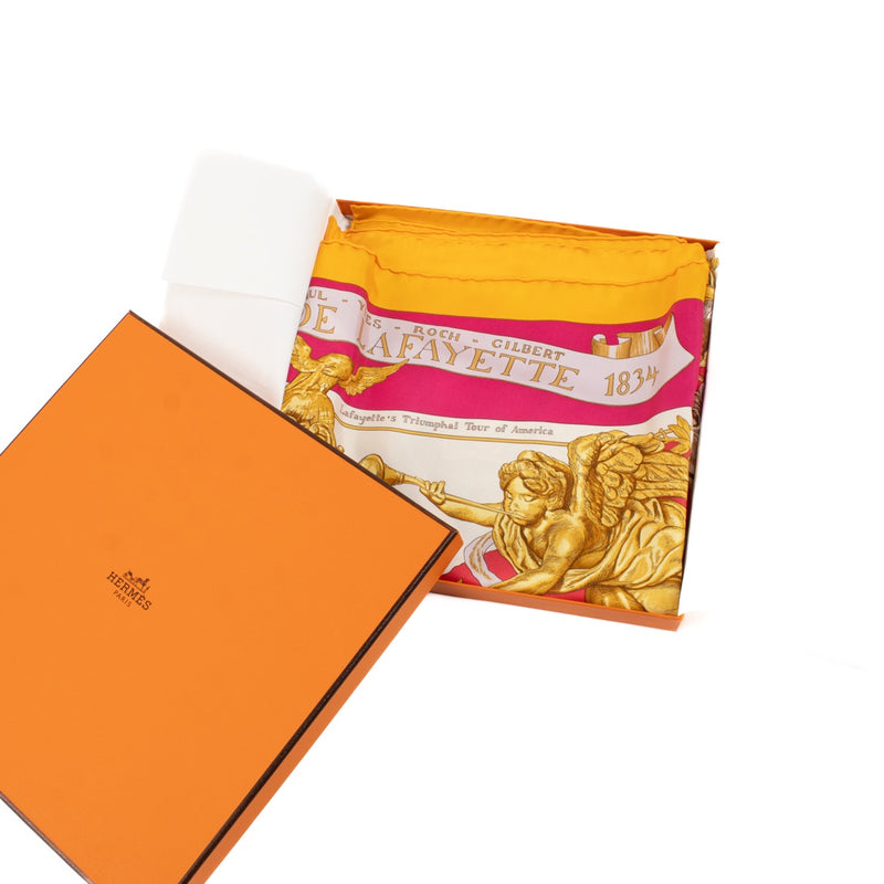 Hermès Pink La Fayette Scarf aan de beste prijs bij Labellov tweedehands luxe in Antwerpen en Knokke. Buy and sell your preloved and brand new designer bags for the best price.