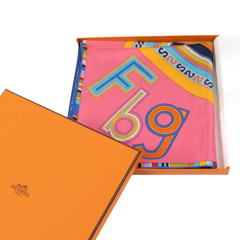 Shop safe online at Labellov in Antwerp, Brussels and Knokke this 100% authentic second hand Hermès Pink 24 France Silk Carré 90 Scarf. Veilig online tweedehands authentieke Hermès Pink 24 France Silk Carré 90 sjaal kopen bij Labellov.