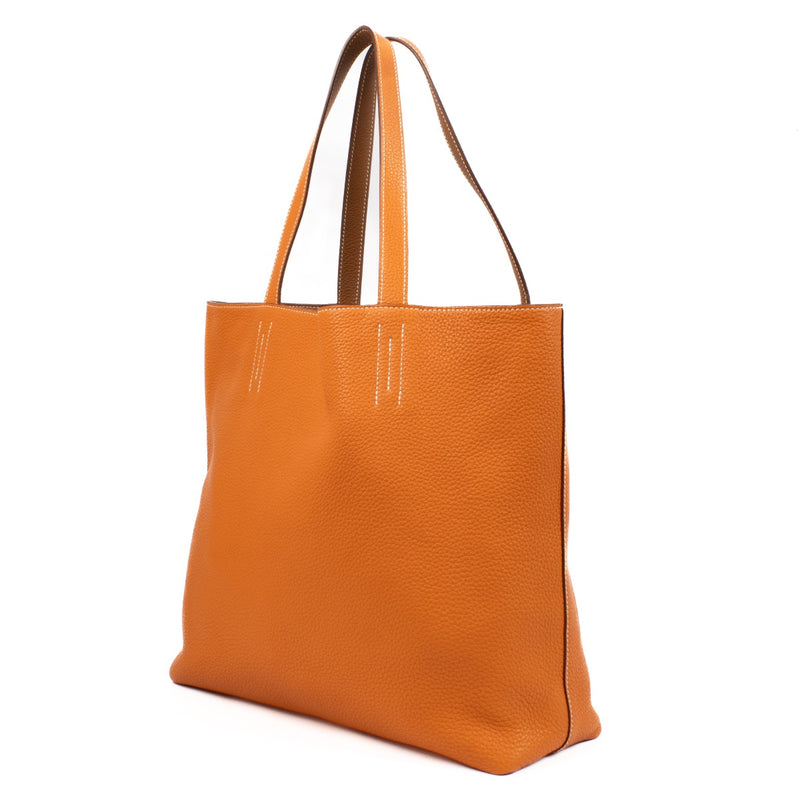 Shop safe online at Labellov in Antwerp, Brussels and Knokke this 100% authentic second hand Hermès Clemence Leather Gold & Orange Double Sens. Veiling online tweedehands authentieke Hermès Clemence Leather Gold & Orange Double Sens handtas kopen bij Labe